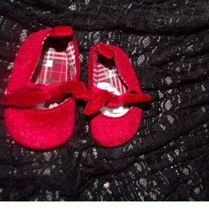 Carter's red velvet crib shoes with bow accents size 3 month